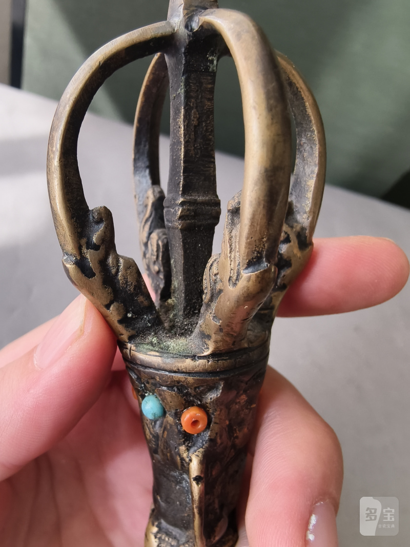 A metal bell (ghanta) and a phurbu - 图18